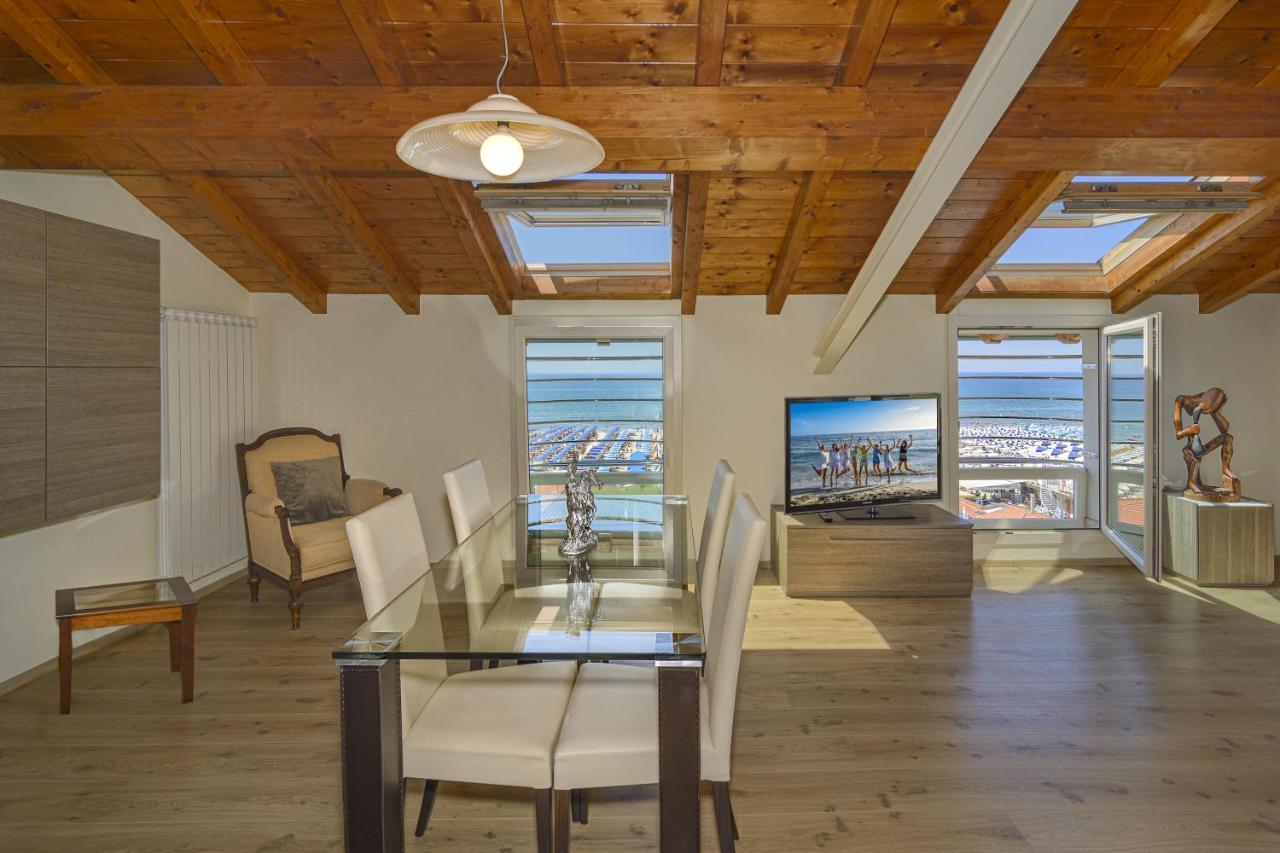 فيلا Attico Panoramico Fronte Mare ليدو دي كامايوري المظهر الخارجي الصورة